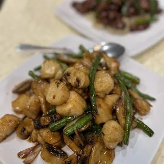 Assorted Mushrooms Sliced with Seared Scallop