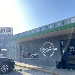 the entrance to a fast food restaurant