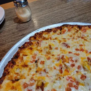 Jumbo pizza with tomatoes, bannana peppers, garlic. Would recommend