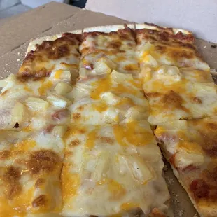 Cheese pizza with pineapple
