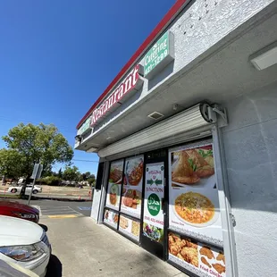 the outside of a fast food restaurant