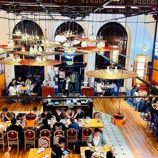 The interior of the restaurant is very beautiful！