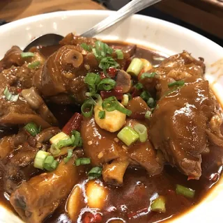 Braised Pork Feet with Red Pepper