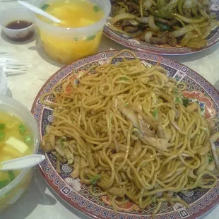 It's a little confusing if you follow the GPS, please drive to the shopping center. Good food! Egg soup, chicken noodle and bee