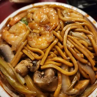 Shrimp lo mein, has lots of veggies!