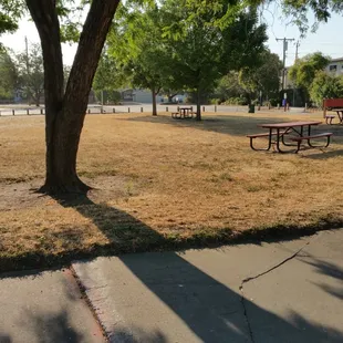 Picnic benches conveniently next to the parking lot, excellent!