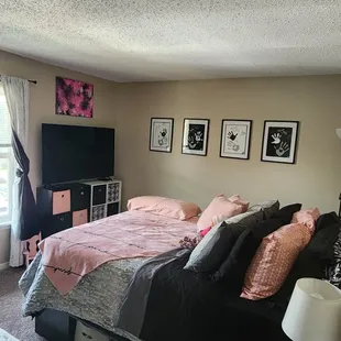 Master bedroom is huge I could fit everything I had in there