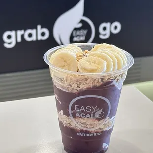 Açaí obsession as of lately. LOL. Easy Signature 12 oz. L(*‿*)VE the açaí here. Refreshing with a nice consistency throughout.