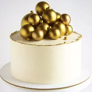 Sponge cake decorated with chocolate gold balls