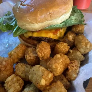 Cheeseburger with tater tots