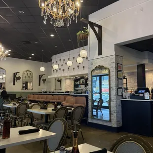 Dining area &amp; bar