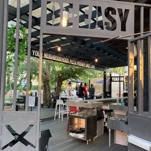 the outside of a restaurant