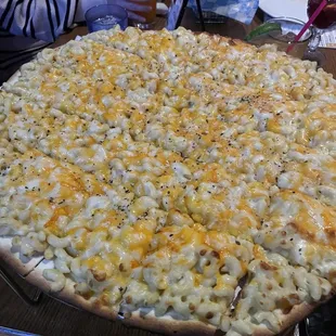 Mac &amp; cheese pizza