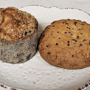 Muffin &amp; chocolate chip cookie