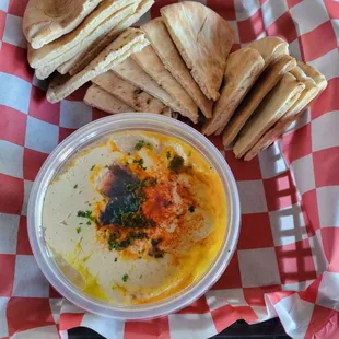 Hummus with Pita chips