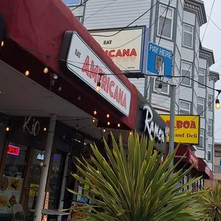 You'd almost miss this place on Balboa - I had to get those bay windows beyond, but couldn't move that palm.