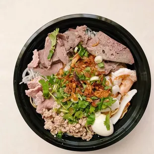 Hu Tieu Mi (Mixed Egg &amp; Rice Noodle) Soup