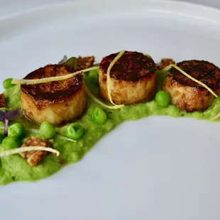 Oyster mushroom "scallops", mint pea purée, smoked crunchy bites