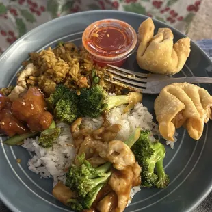 Crab Rangoon, chicken fried rice, sesame chicken, chicken with broccoli
