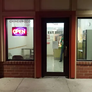 I ordered 10 minutes to close and they stayed open for me to pick up.