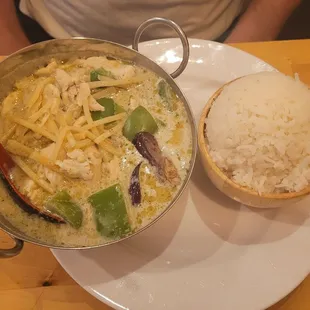 Green curry (disappointed it doesn&apos;t come with basil)