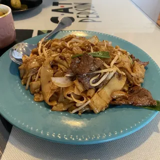 Stir-Fried Rice Noodle and Beef (Beef chow fun)