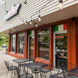 the outside of a restaurant