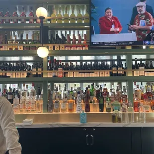 Full u shaped bar w/tvs