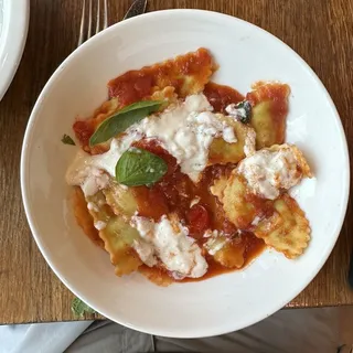 Ravioli di Spinaci al Pomodoro e Stracciatella