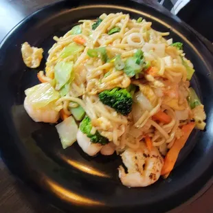 Shrimp pad ba mee