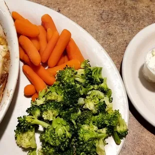 Nantucket cod wit carrots, broccoli, and Italian bread