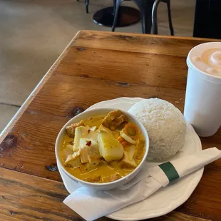 (regular sized) yellow curry with tofu and steamed rice plus (sweet) Thai iced tea