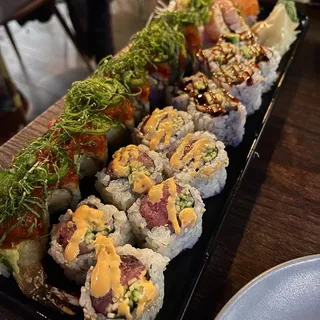 Tuna w/ Avocado Roll
