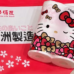 *:｡ﾟ \ (･‿･) /ﾟ*:｡ﾟCute and unique Japanese store. Glad we finally stopped in here tonight to check it out.