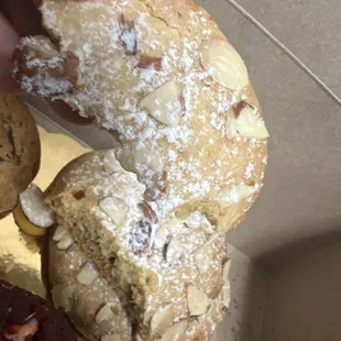 Almond cookie