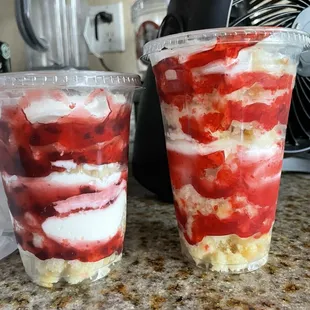 Strawberry cake parfait with cream and lemon/strawberry cake parfait with cream. These are amazing. I dream of these.