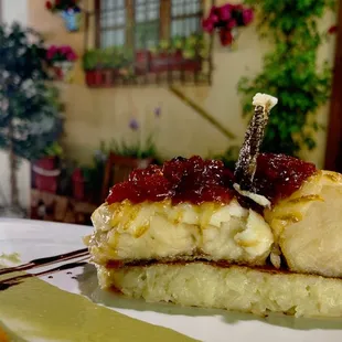 Bacalao portugués gratinado con Ali Olí y mermelada de tomate casera sobre pastel de patata con parmesano