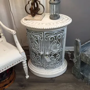 Beautiful side table. Hope it's still there when I go back!