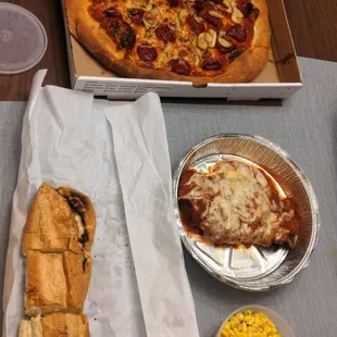 Mushroom &amp; pepperoni pizza, chicken Parm, cheesy garlic bread, corn