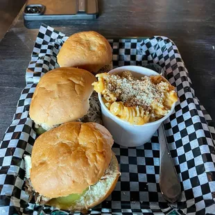 Pork sliders with Mac &amp; cheese
