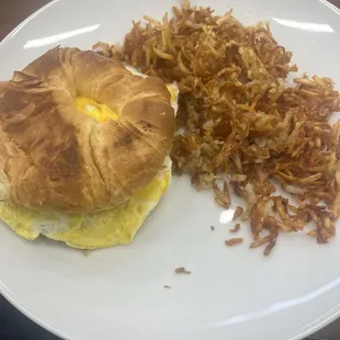 Croissant breakfast sandwich with hash brown (extra crispy)