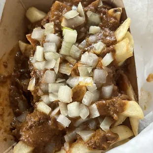 Chili fries with onion