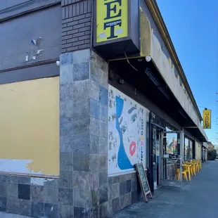 the outside of a restaurant