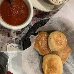 Garlic rolls and marinara sauce