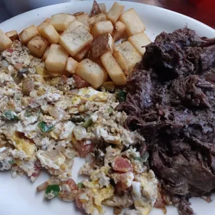 Barbacoa con Huevos a la Mexicana y Papas Fritas