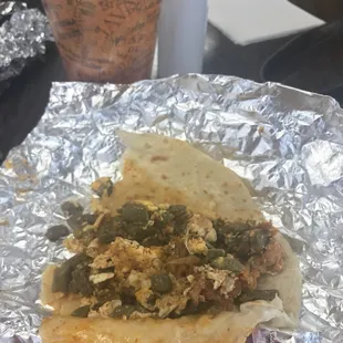 Taco de nopales y huevo en salsa. $1.89