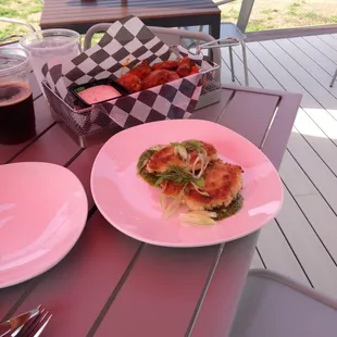 The walleye cake are amazing! The Sammy brisket is so good! The fries are amazing!