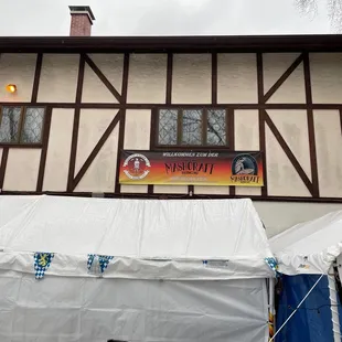the outside of the restaurant