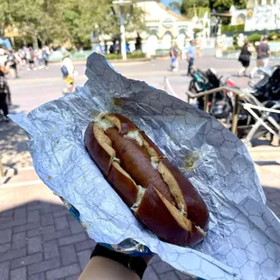 Garlic Cheesy Brat (Available from 8/24/24 - 11/14/24)