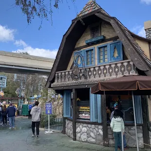 Near the Matterhorn ride Turkey legs $13, bratwurst December 2022